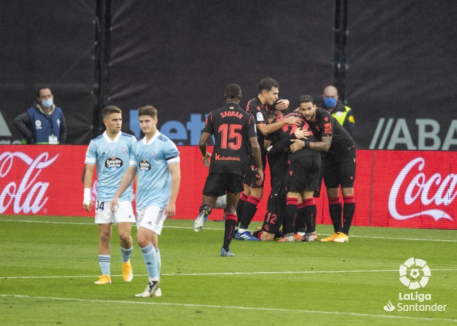 Los jugadores de la Real celebran su gol ante el Celta