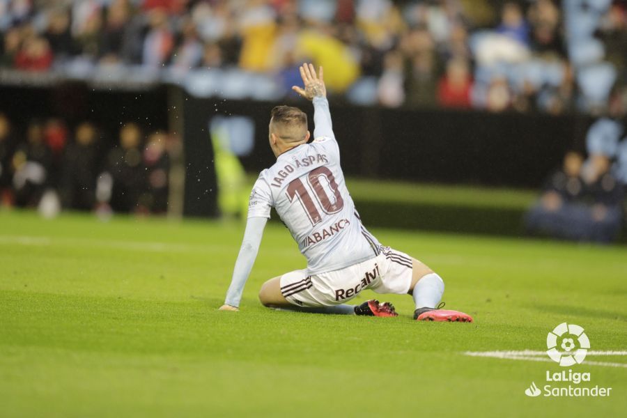  Iago Aspas protesta una acción durante el Celta-Sevilla.