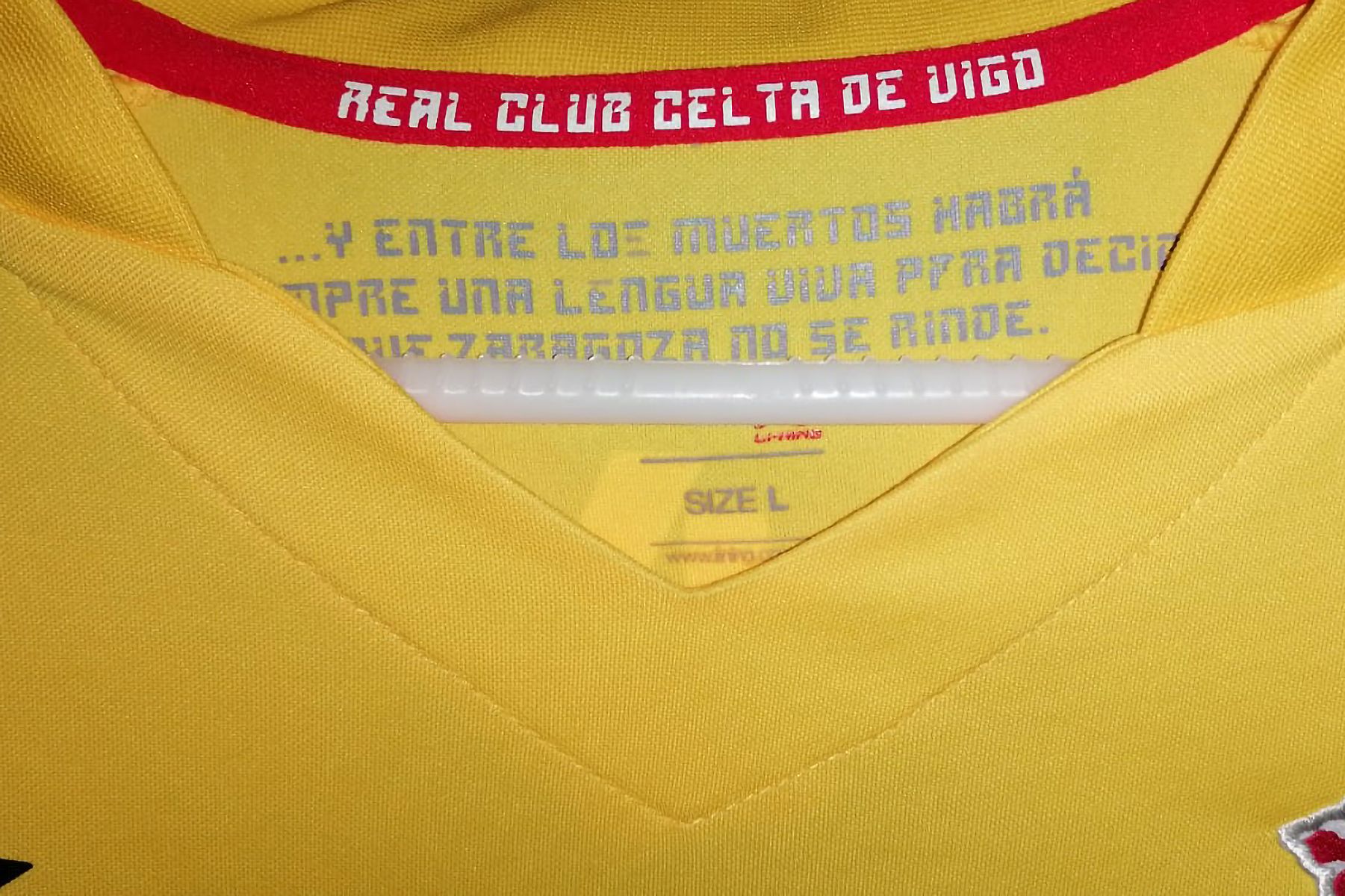 Camiseta de Javi Varas con el lema del Real Zaragoza.