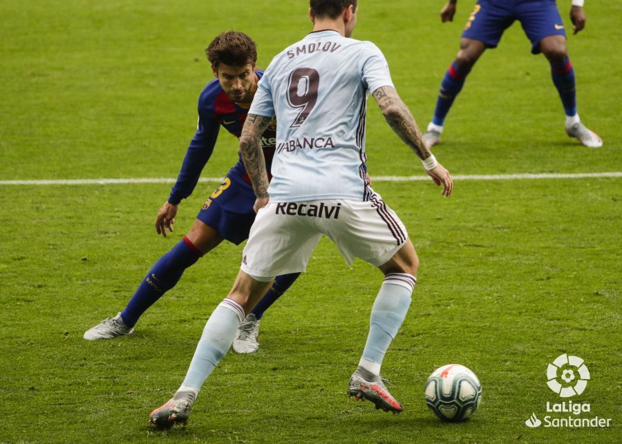 Smolov y Gerard Piqué, durante el Cetla-Barcelona.