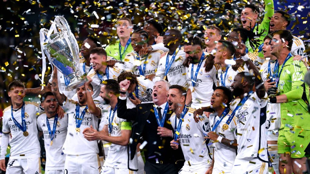  El Real Madrid alzando el trofeo de la Champions (Cordon Press)