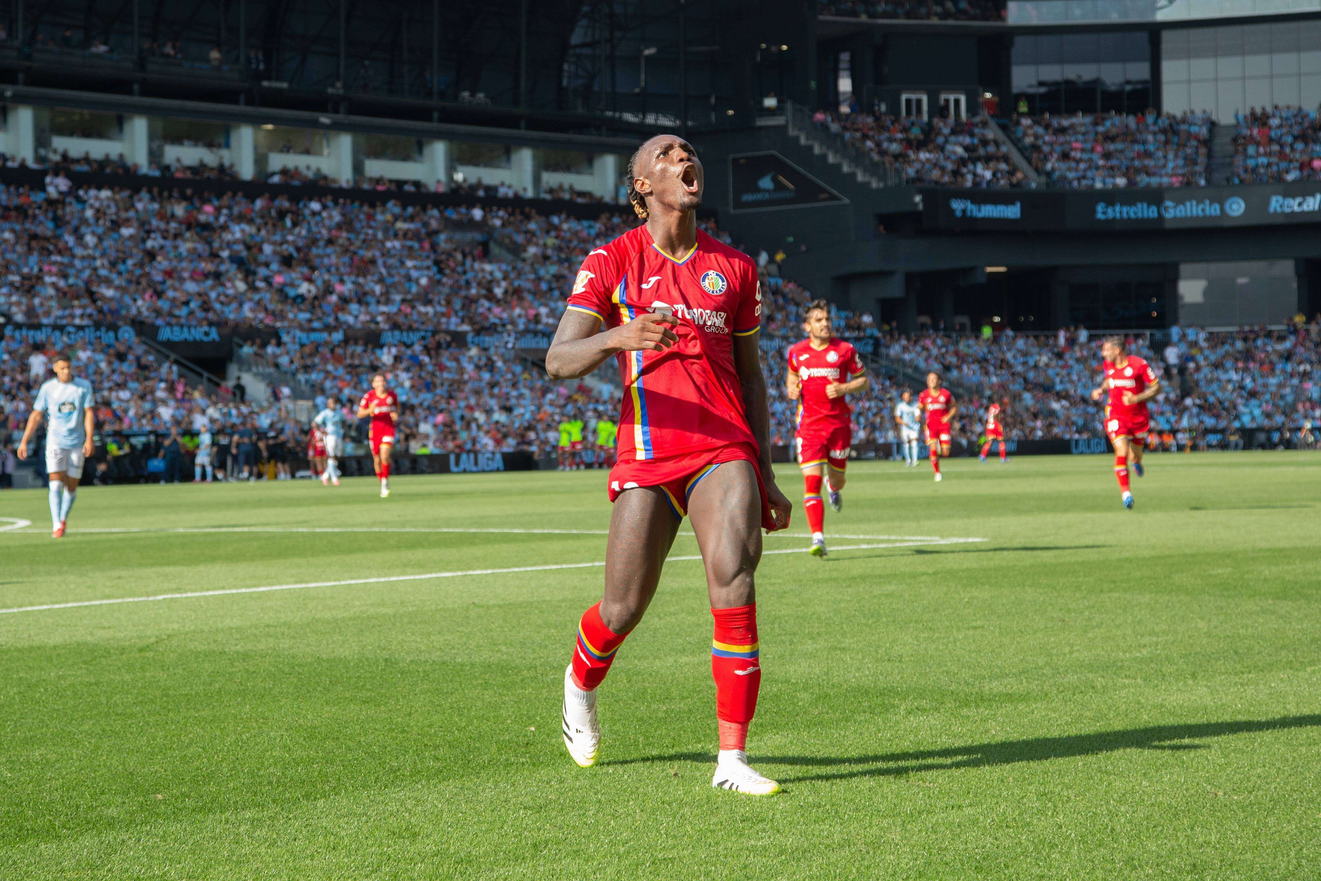  Christantus Uche celebra un gol en el Celta-Getafe.