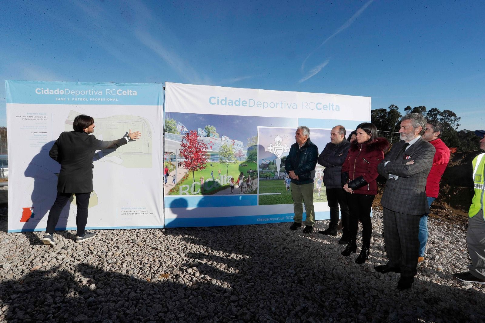  Carlos Mouriño y Nidia Arévalo visitan las obras de la ciudad deportiva en Mos.