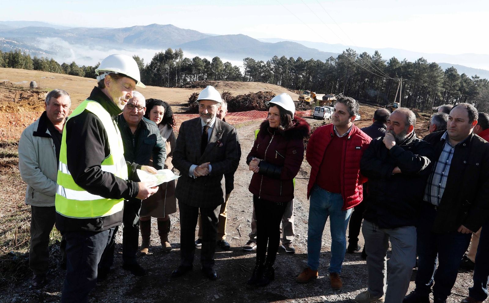  Carlos Mouriño y Nidia Arévalo visitan las obras de la ciudad deportiva en Mos.