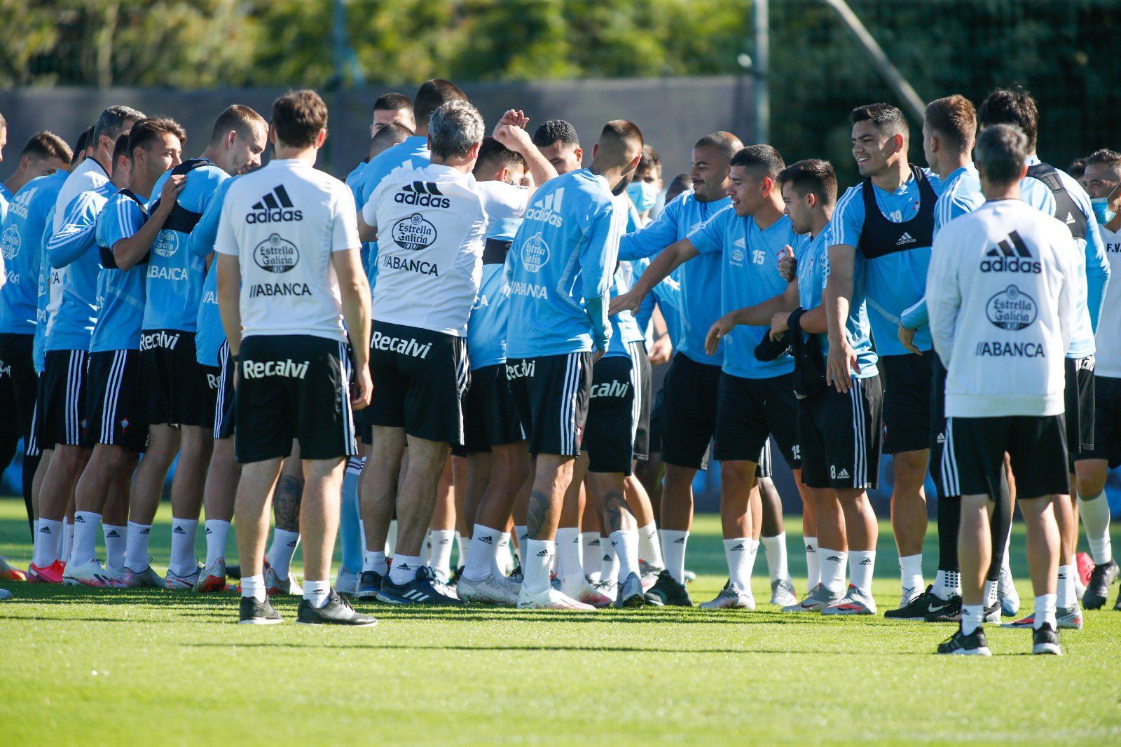  La plantilla del Celta le hace un pasillo de collejas a Hugo Mallo por su cumpleaños.
