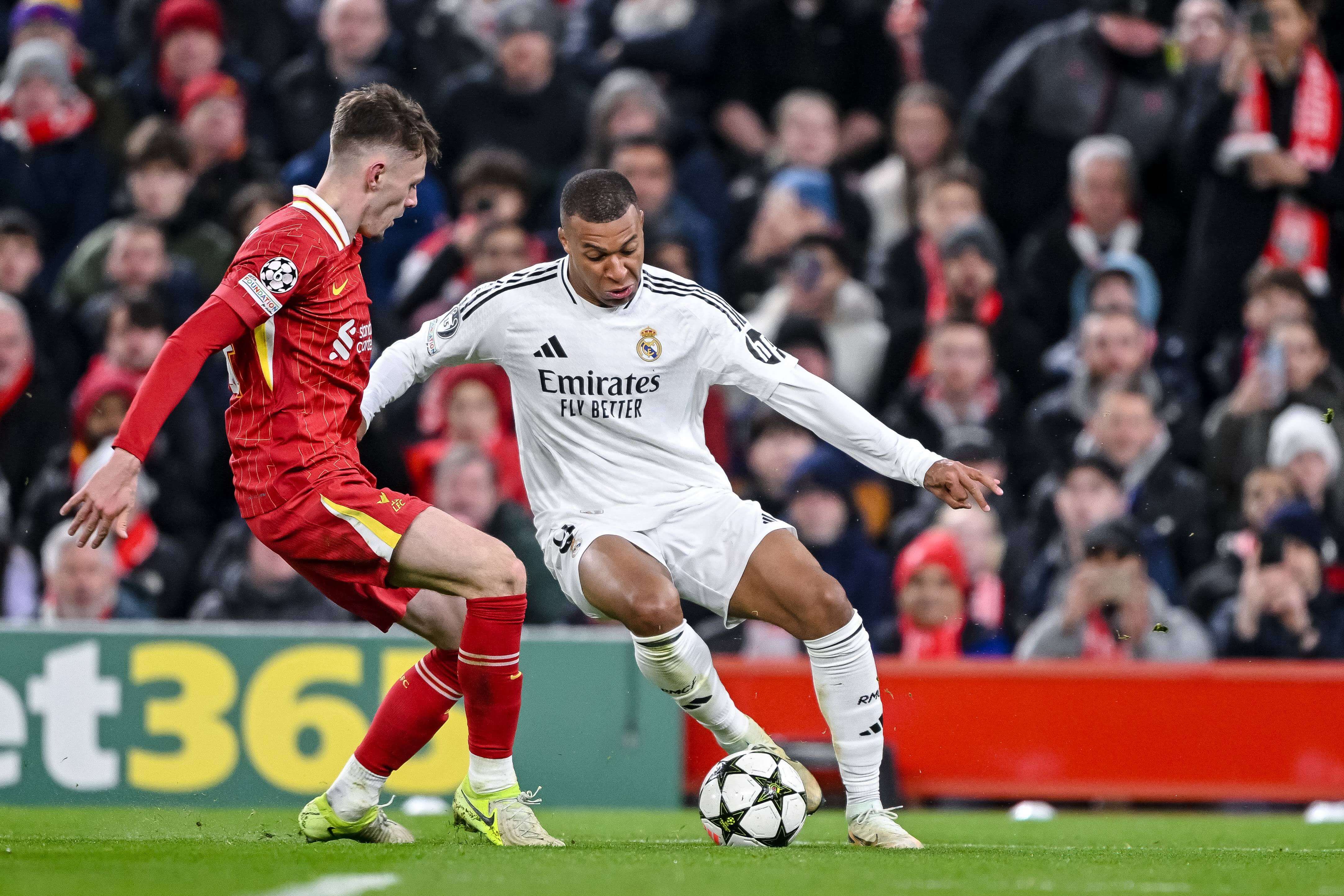  Conor Bradley defiende a Kylian Mbappé en el Liverpool-Real Madrid.