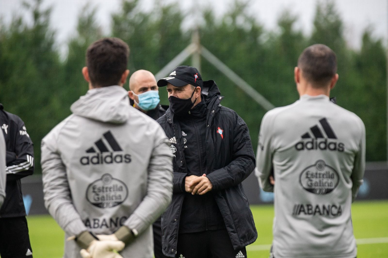  Coudet charla con los jugadores durante su primer entrenamiento con el Celta.