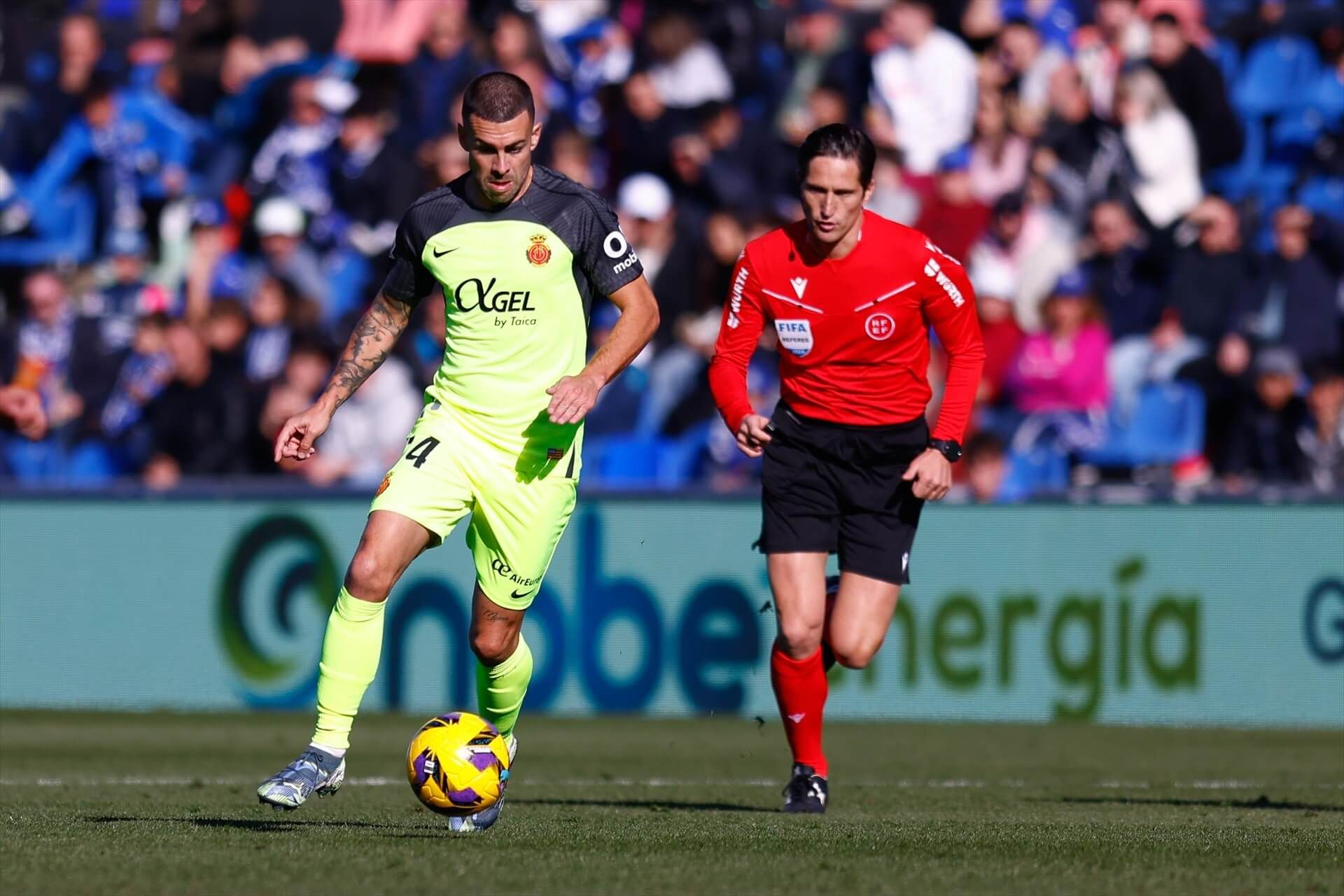 Dani Rodríguez conduce la pelota en el Getafe-Mallorca.