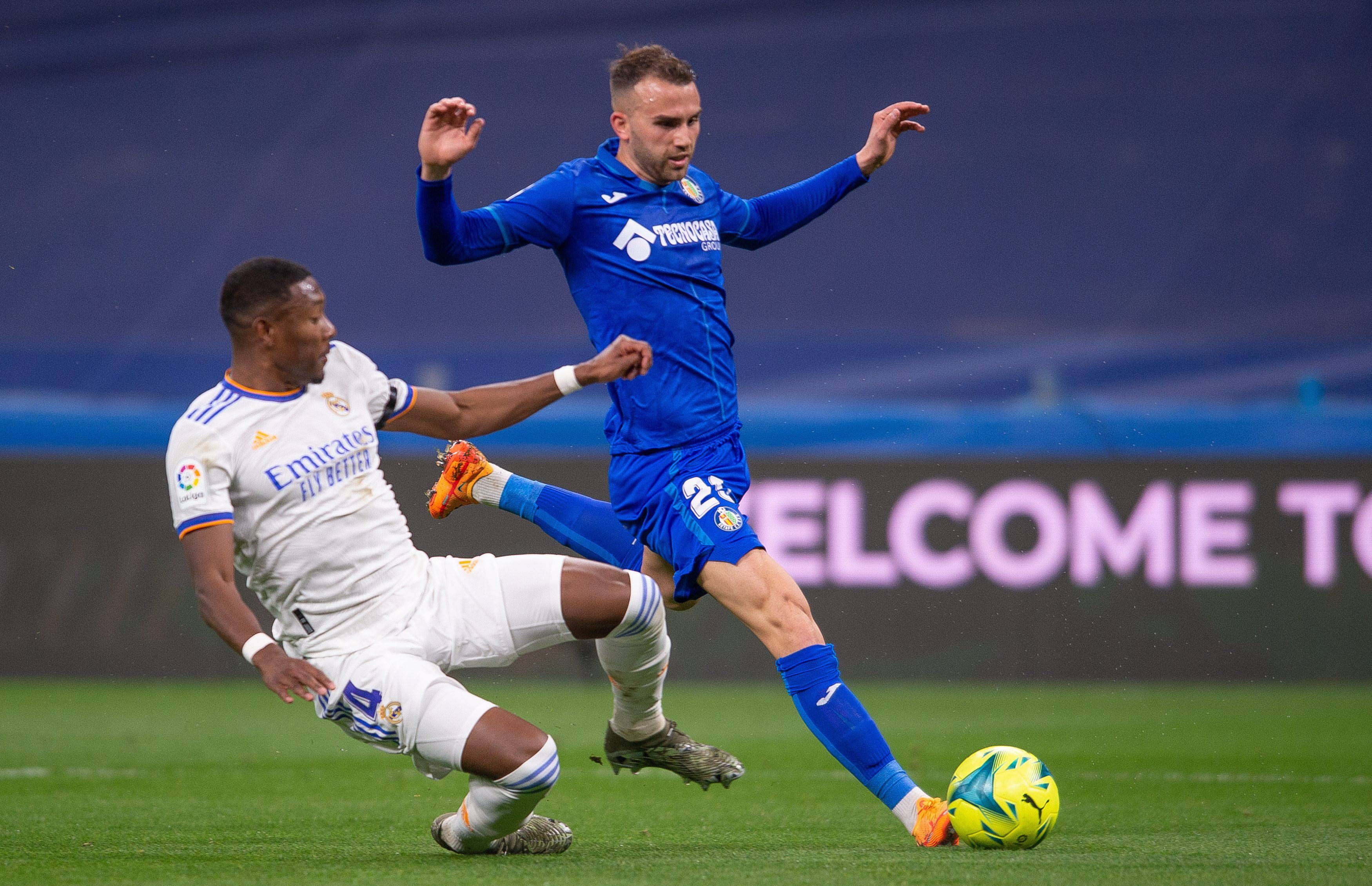  David Alaba trata de robar un balón a Borja Mayoral.