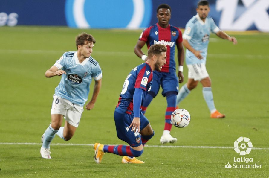  Denis Suárez persigue a un rival para robarle el esférico.