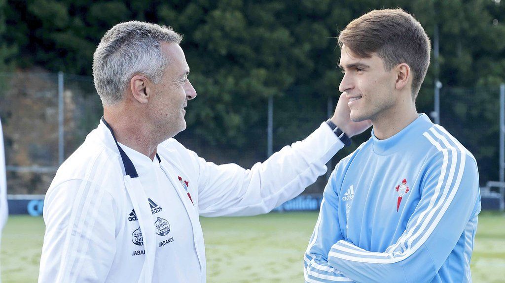 Denis Suárez y Fran Escribá charlan durante las pruebas físicas en A Madroa.