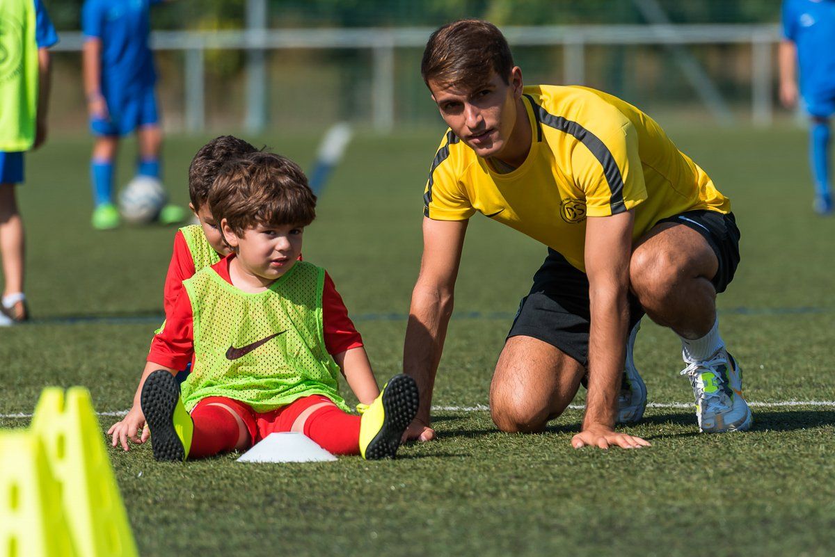  Denis Suárez, junto a algunos de los niños de la escuela de fútbol que lleva su nombre (Foto: @E