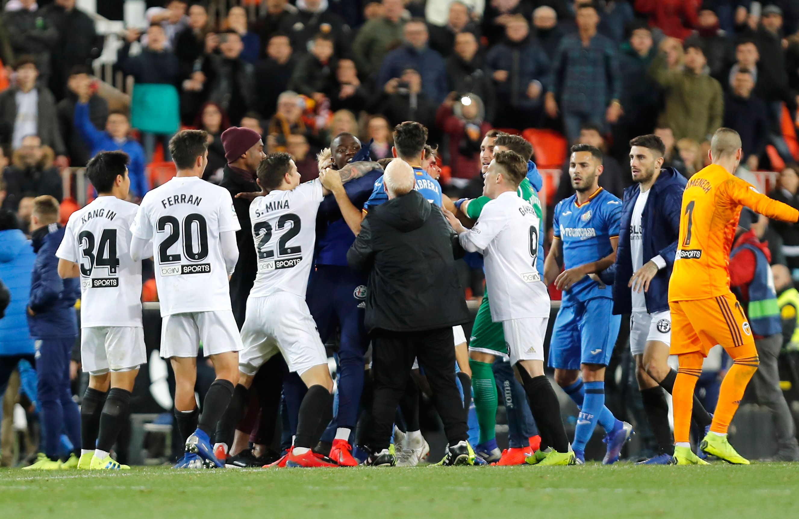  Diakhaby rodeado de contrarios en la tangana final contra el Getafe.
