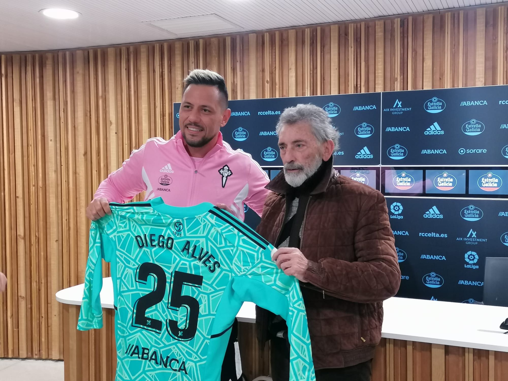  Diego Alves y Mouriño, durante la presentación del meta.