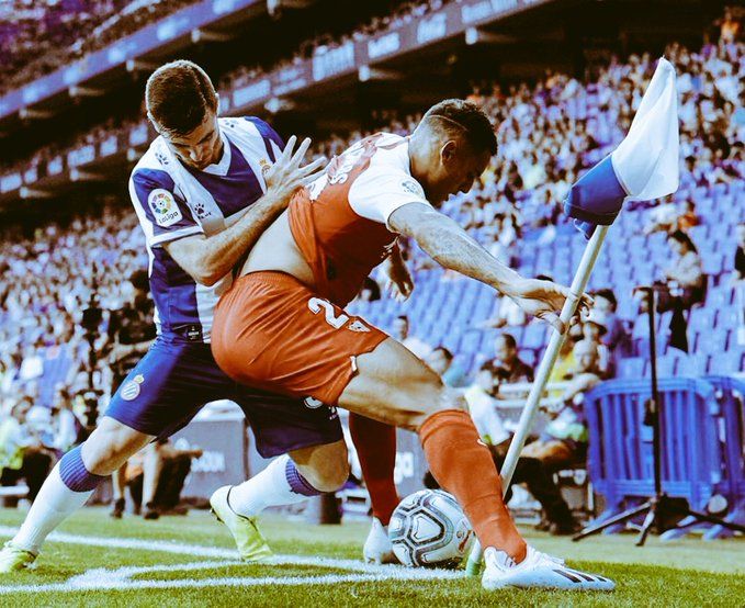 Diego Carlos protege la pelota contra el Espanyol.