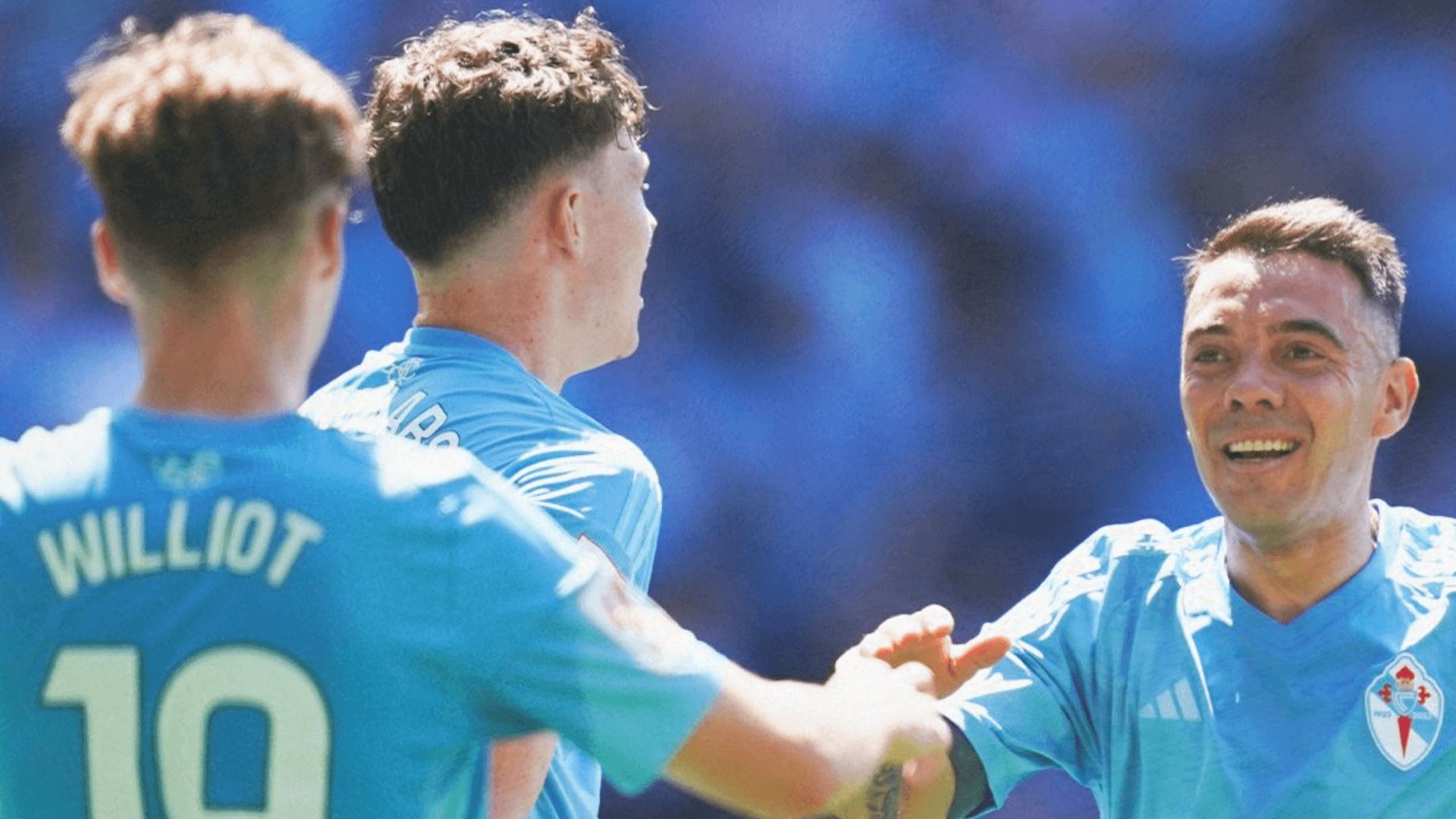  Aspas celebra un gol con Swedberg.