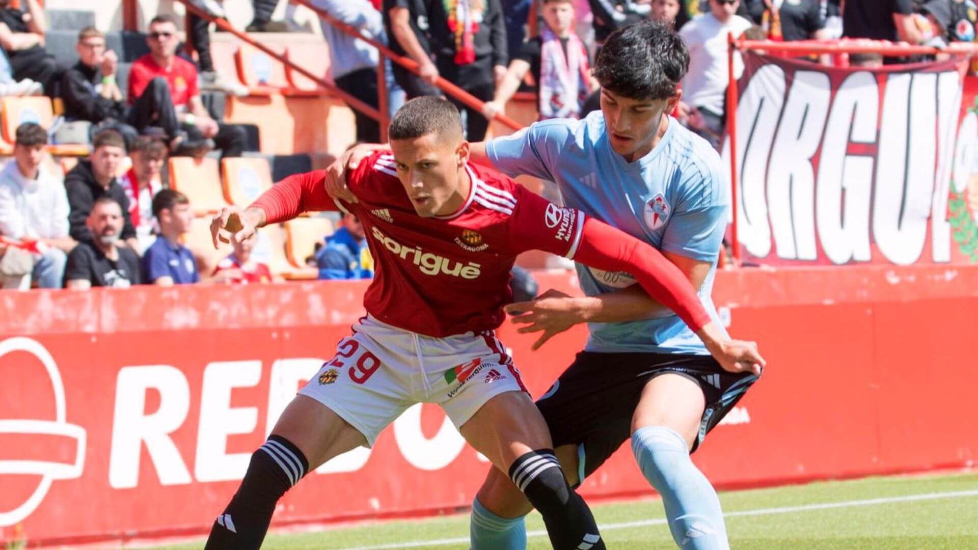 Yoel Lado tapando a Godoy.