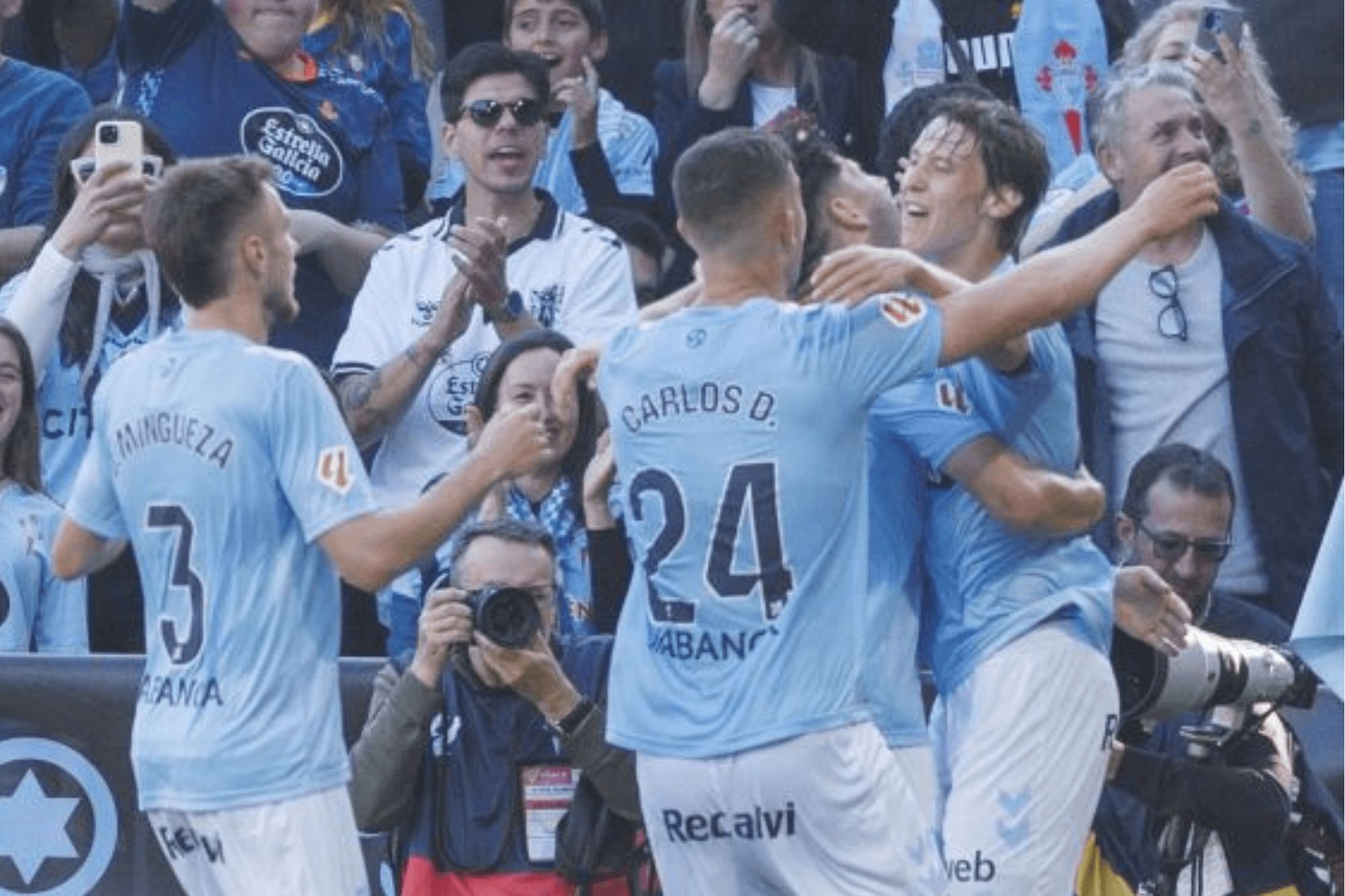  El Celta celebra el gol de Fer López.