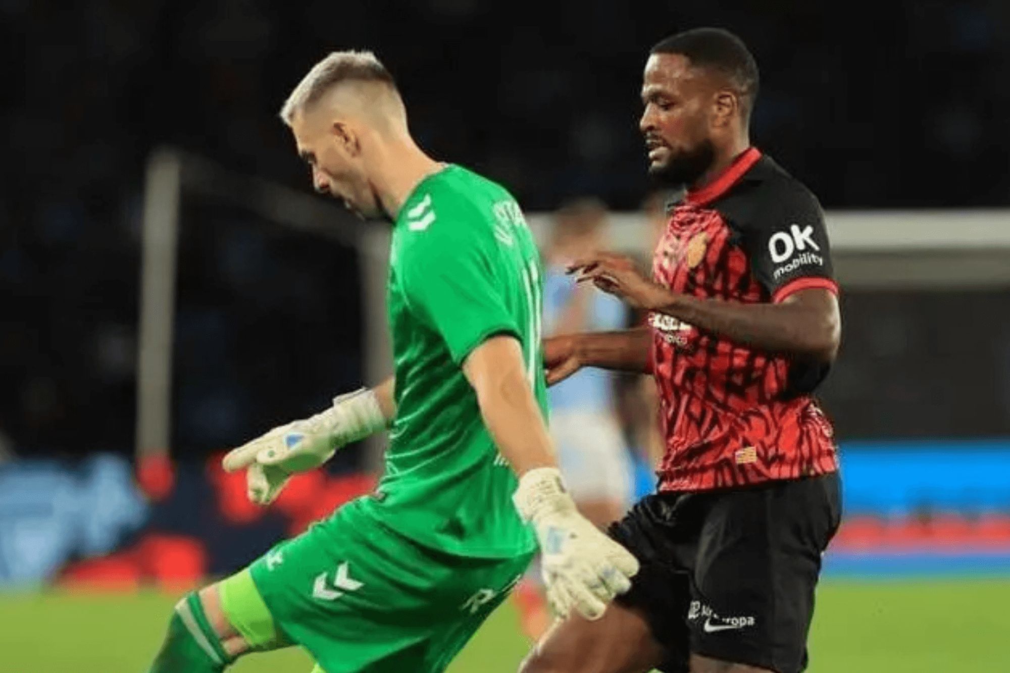 Vicente Guaita le arrebata un balón a Larin.