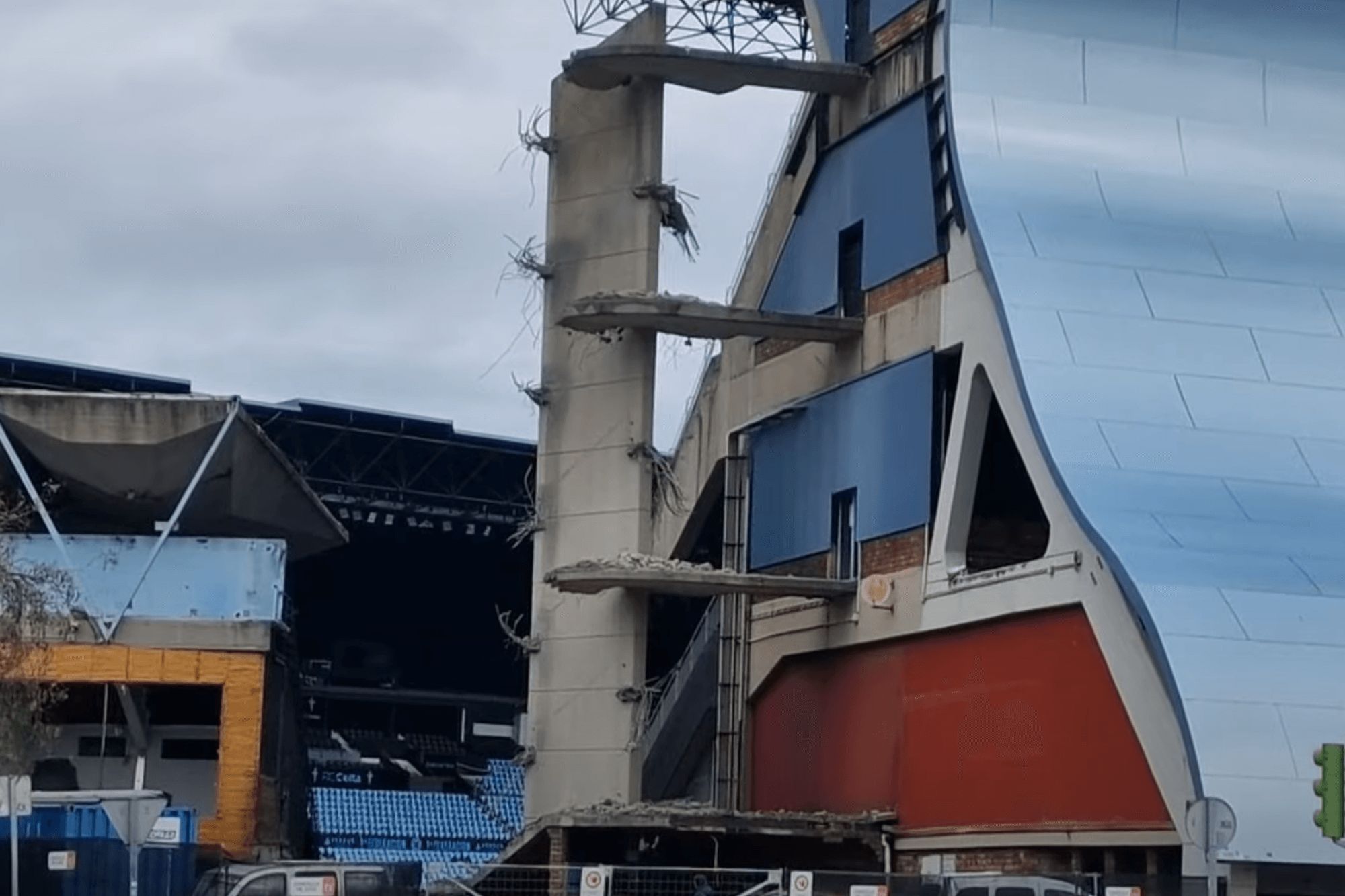  Derribo escalera caracol en Balaídos.