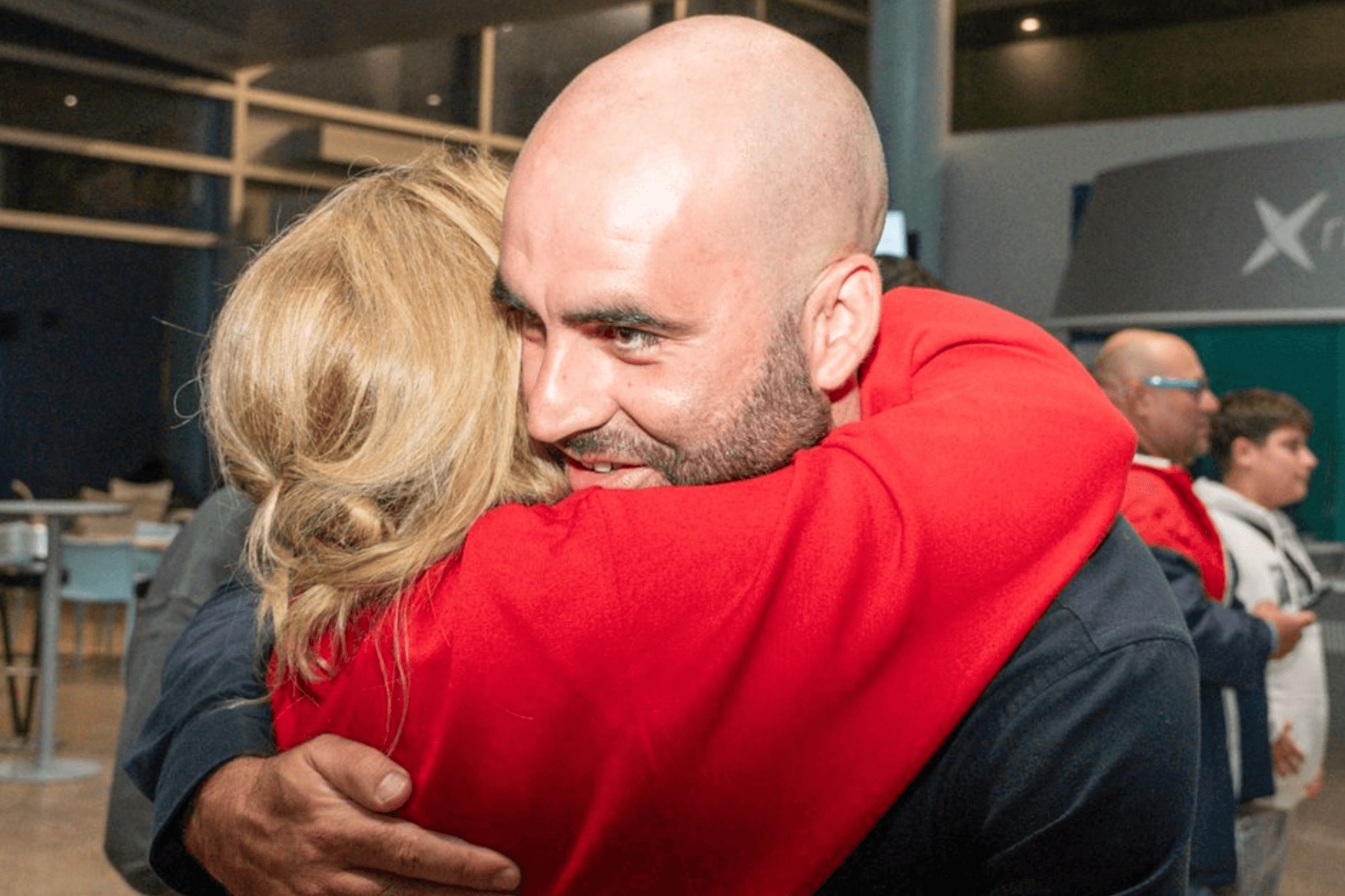 Marián Mouriño abrazando a Claudio Giráldez.