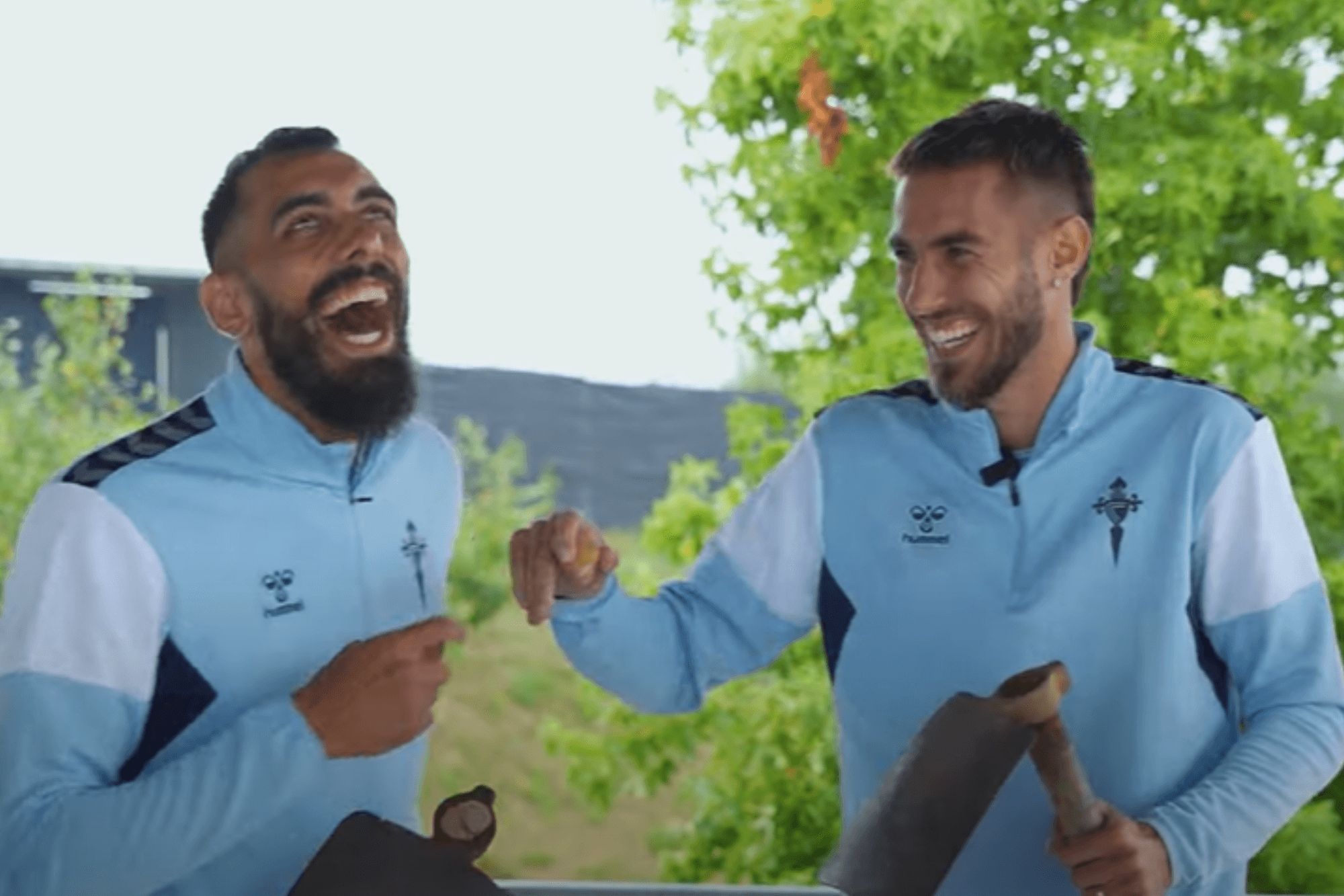  Borja Iglesias y Mingueza aprendiendo con As Lagharteiras.