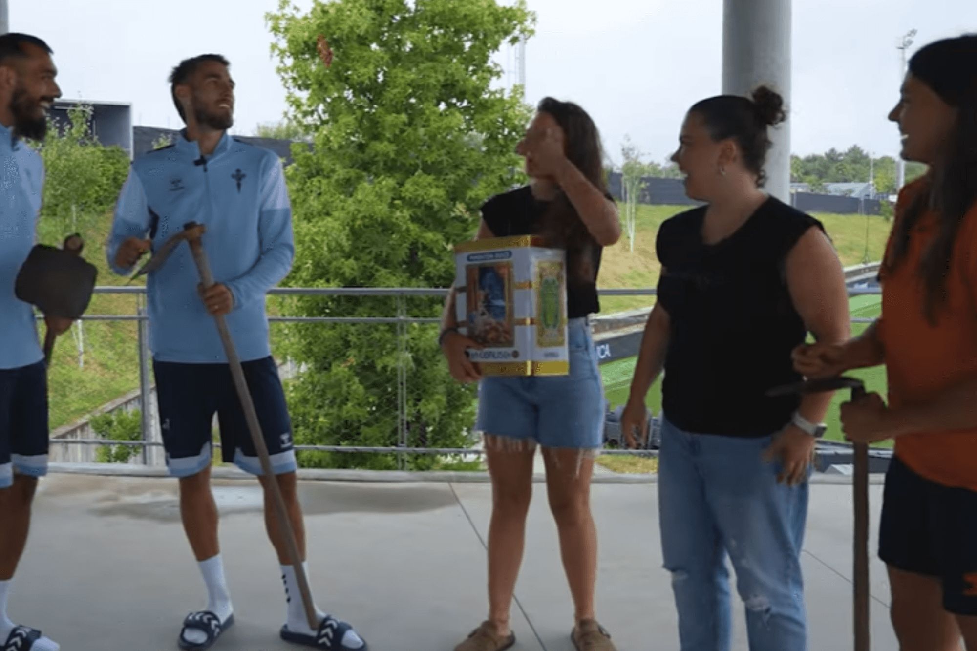  Los jugadores del Celta aprendiendo con As Lagharteiras.