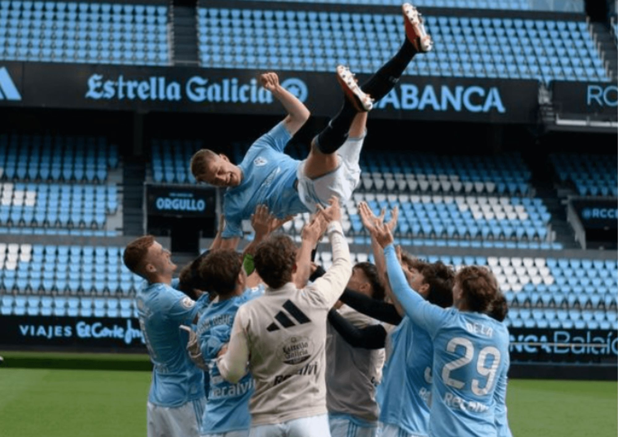  Gael Alonso manteado por sus compañeros.