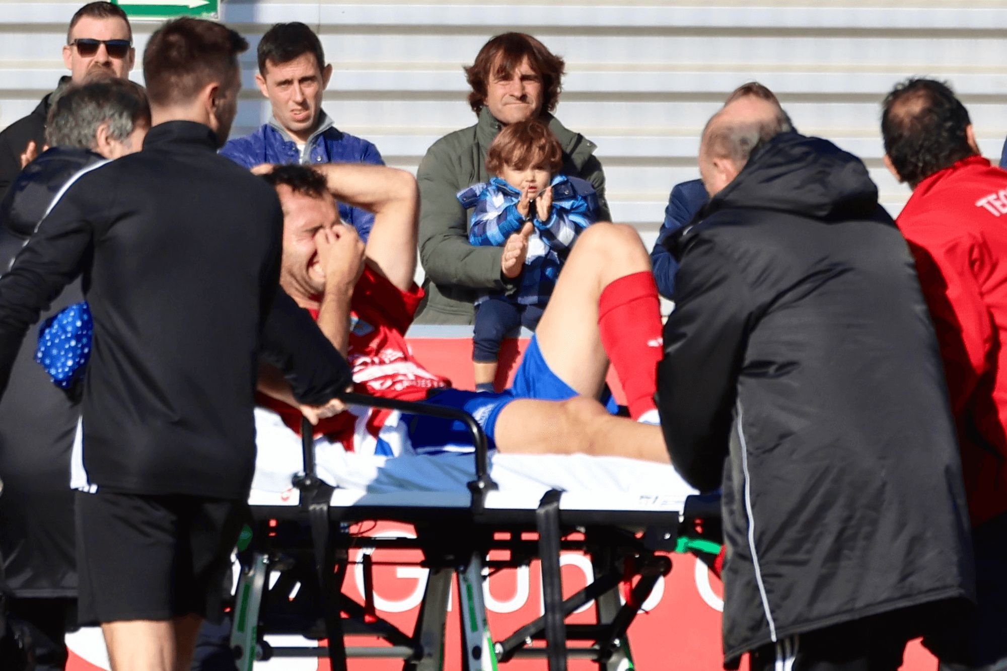 Cubillas, con fractura de tibia y peroné, se retira en camilla.