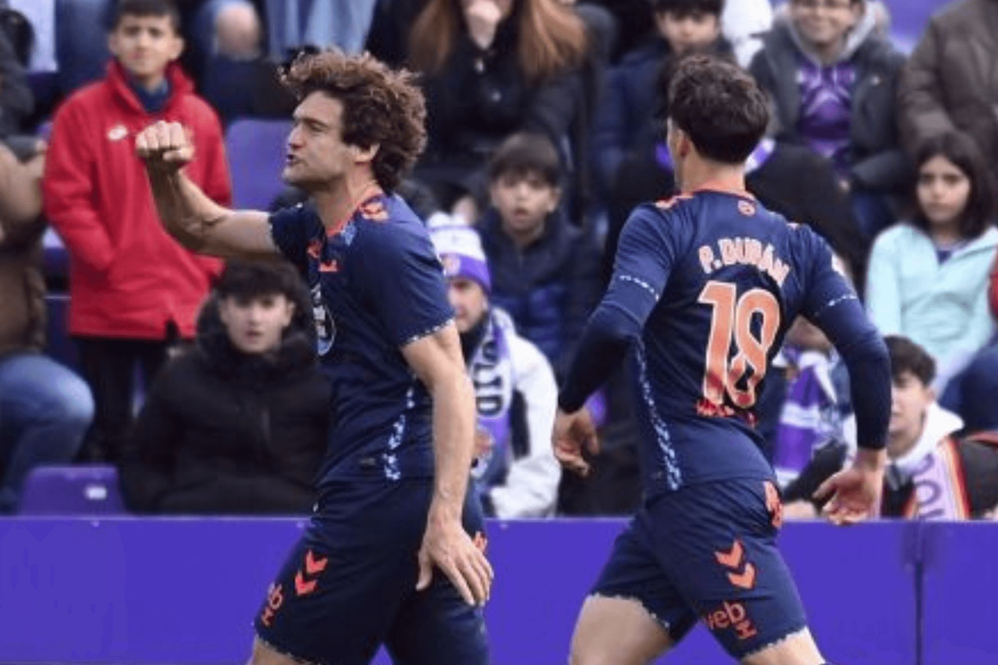 Marcos Alonso celebra su gol ante el Valladolid.