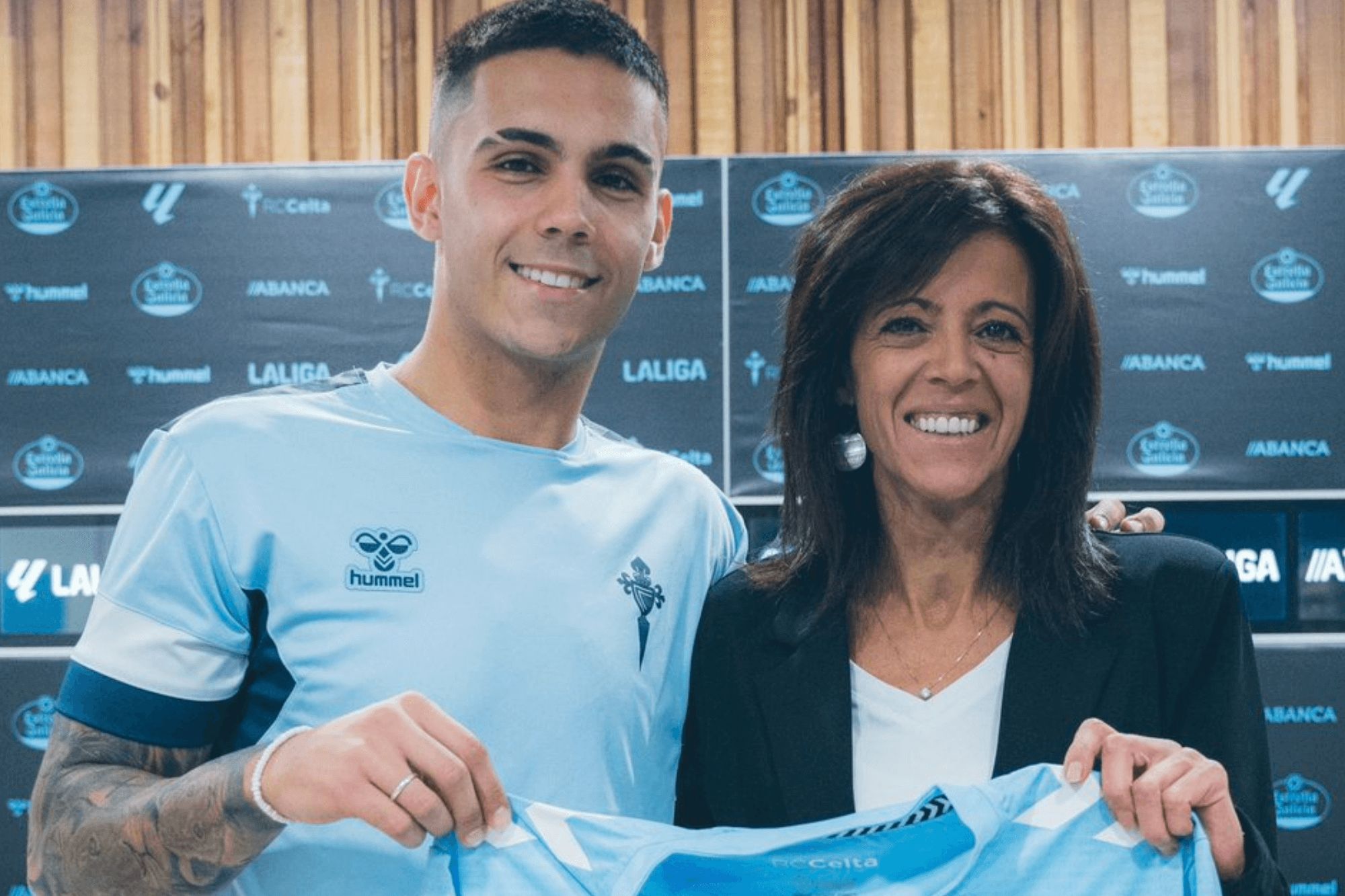 Fátima Sotelo junto a su hijo Hugo Sotelo en la renovación de su contrato.