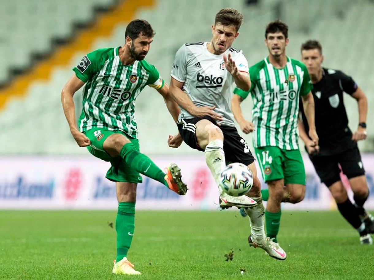  Dorukhan Tokoz, posible fichaje del Celta, en un partido con el Besiktas.