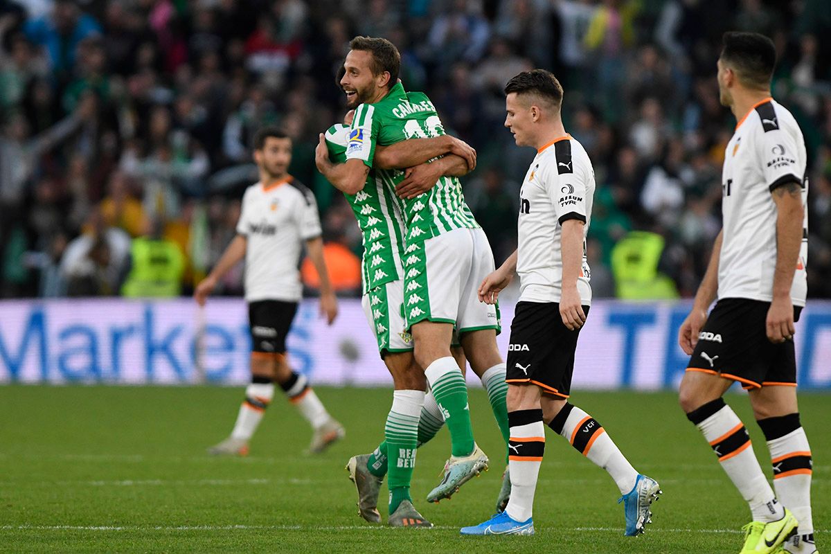  Los jugadores del Betis celebran la victoria ante la atenta mirada de Maxi.