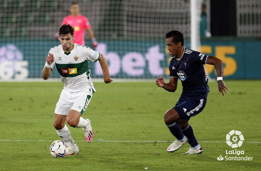  Renato Tapia presiona a Lucas Boyé durante el Elche-Celta.
