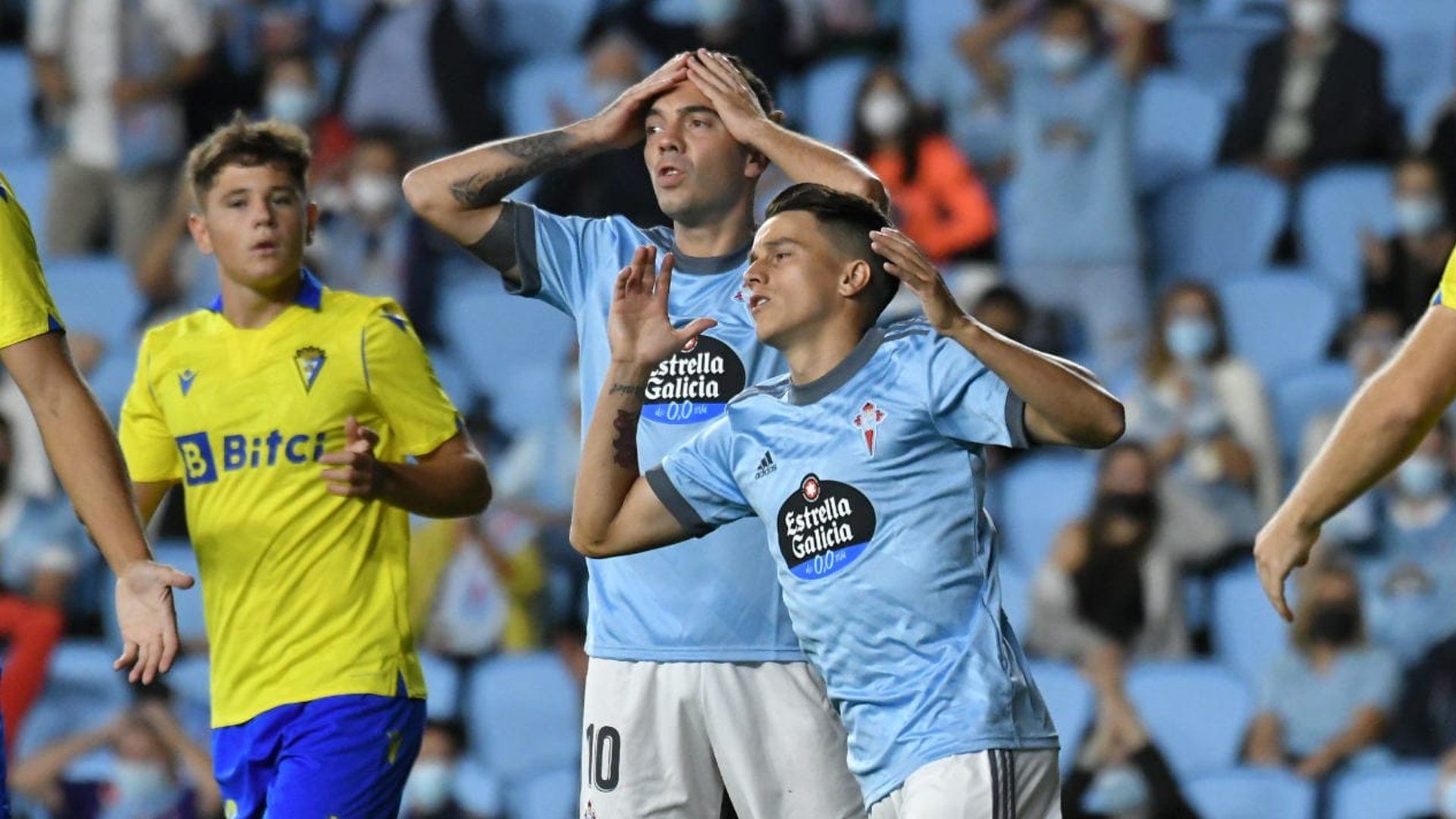  Iago Aspas y Franco Cervi se lamentan en una foto de archivo