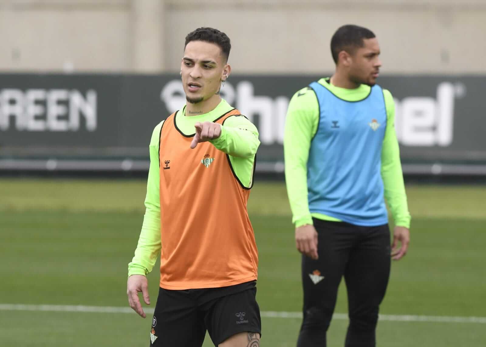  Antony, entrenando con el Betis