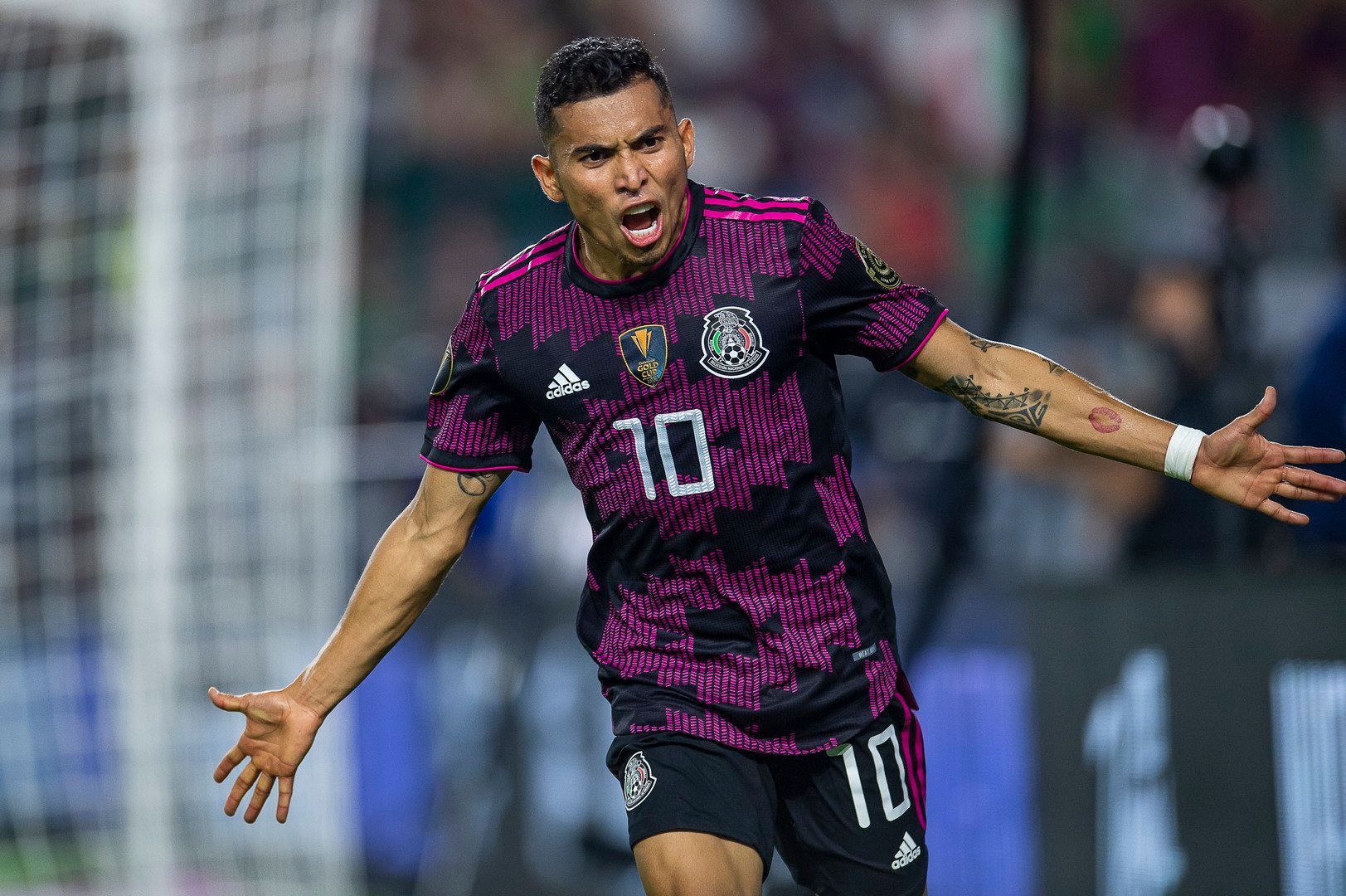 Orbelín Pineda celebrando un gol.