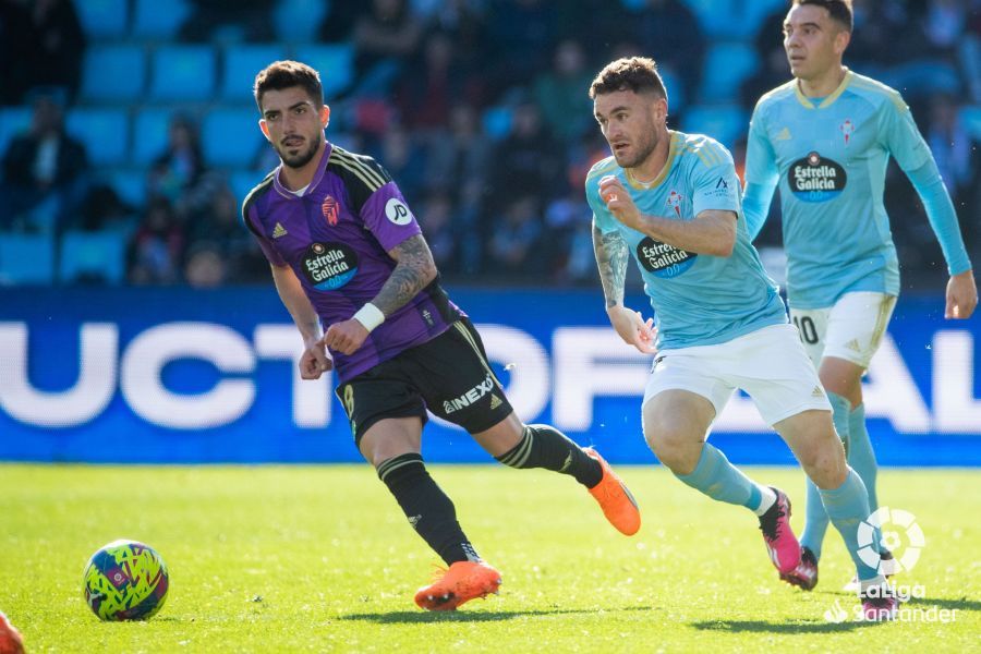  Javi Galán, ante Monchu en el Celta - Real Valladolid.