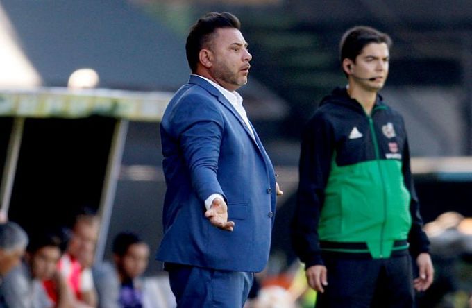  Antonio Mohamed da indicaciones a los suyos durante el Celta-Valladolid en Balaídos.