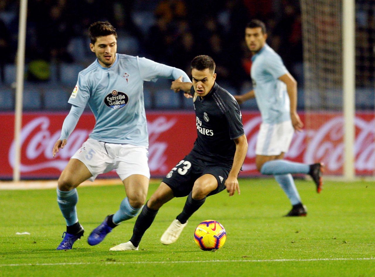  Okay Yokuslu pelea con Reguilón por un balón en el Celta-Real Madrid.