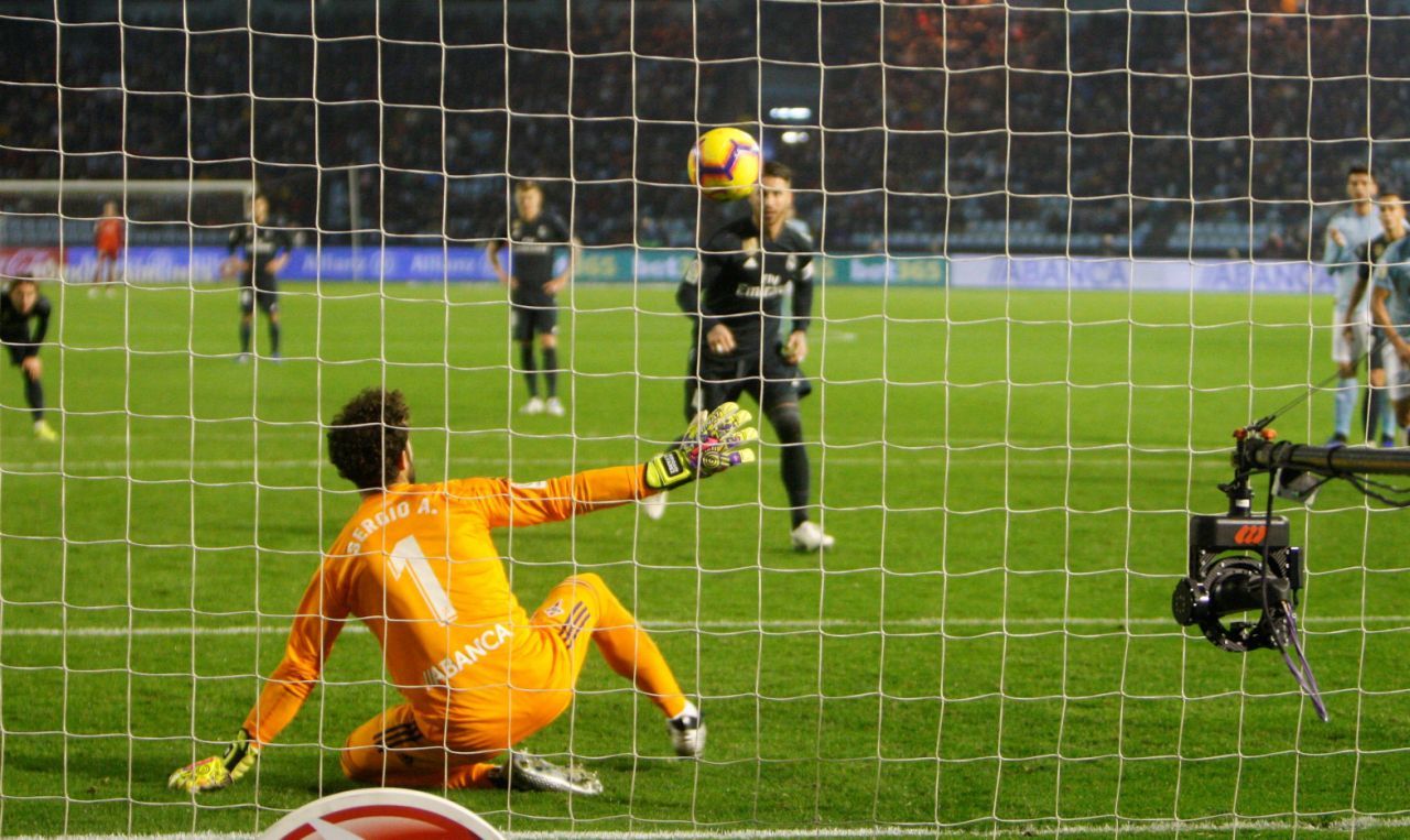 Sergio Álvarez no puede detener el penalti lanzado por Sergio Ramos en el Celta-Real Madrid.