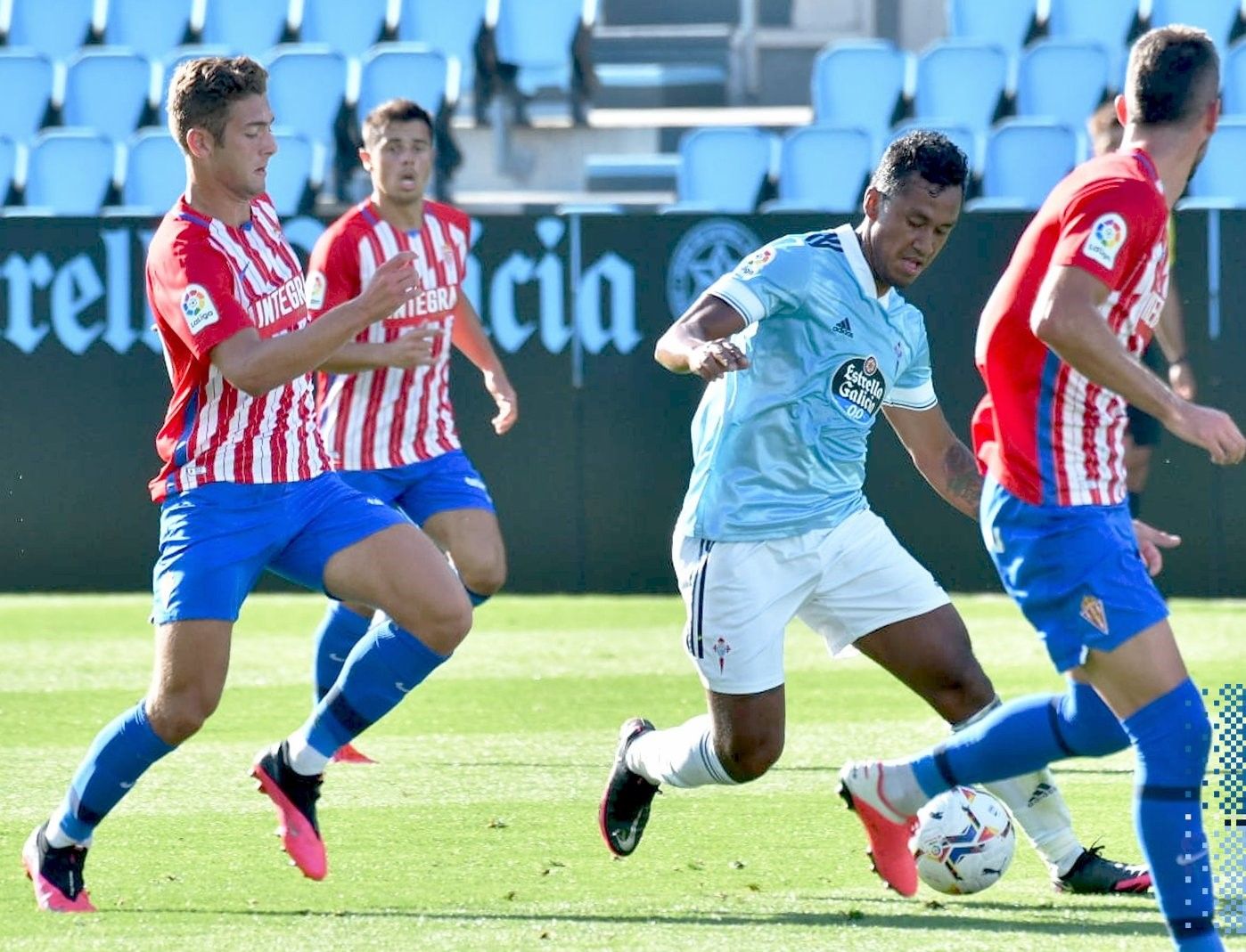  Renato Tapia conduce la pelota ante varios jugadores del Sporting.