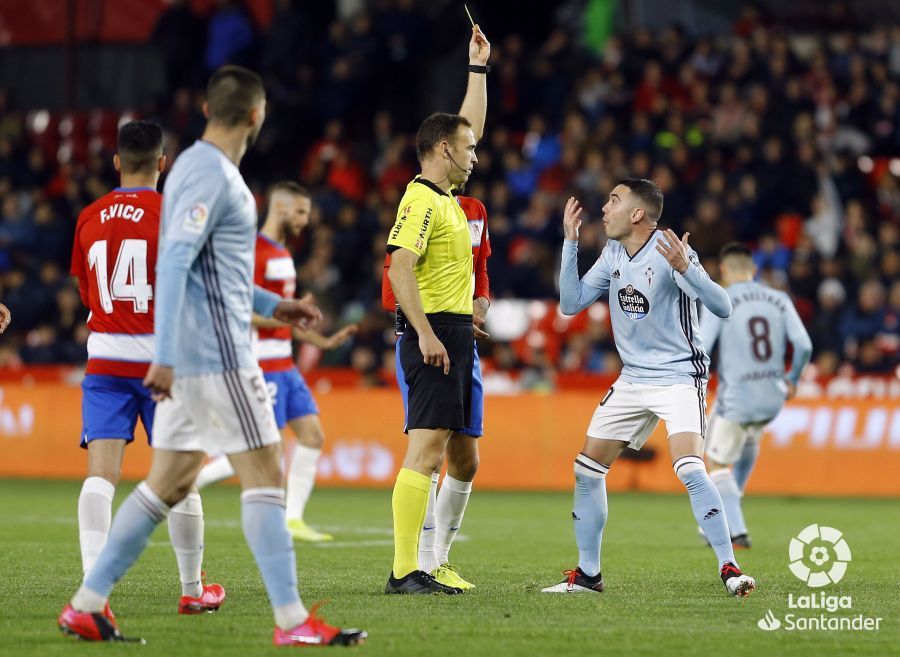  El árbitro le muestra la amarilla a Aspas en Los Cármenes.