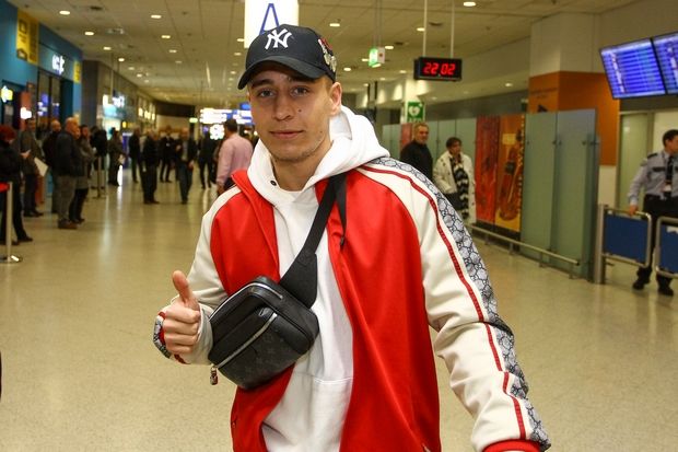  Emre Mor, a su llegada a Grecia.