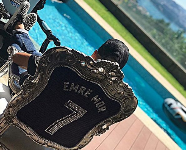  Emre Mor, sentado en sus sillas del Celta.