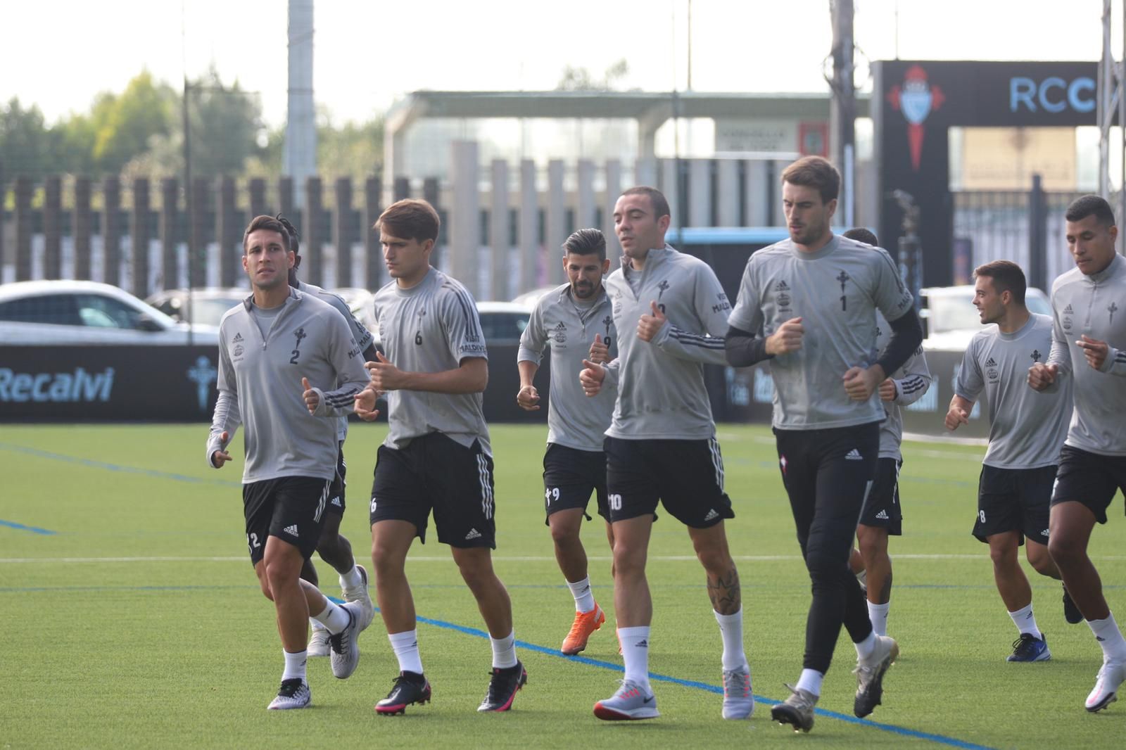  La plantilla corriendo en A Madroa.