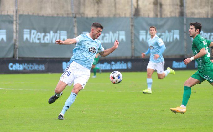  Josipovic controlando el balón.