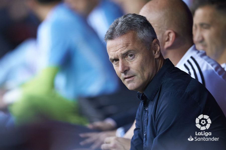  Escribá, pensativo, en el banquillo de Ipurúa antes de empezar el partido ante el Éibar.