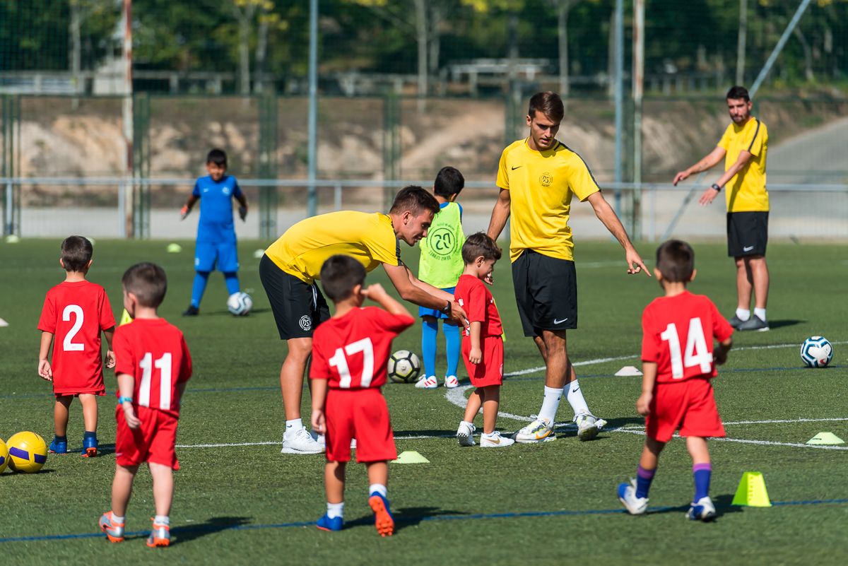  Denis Suárez en su escuela de fútbol.