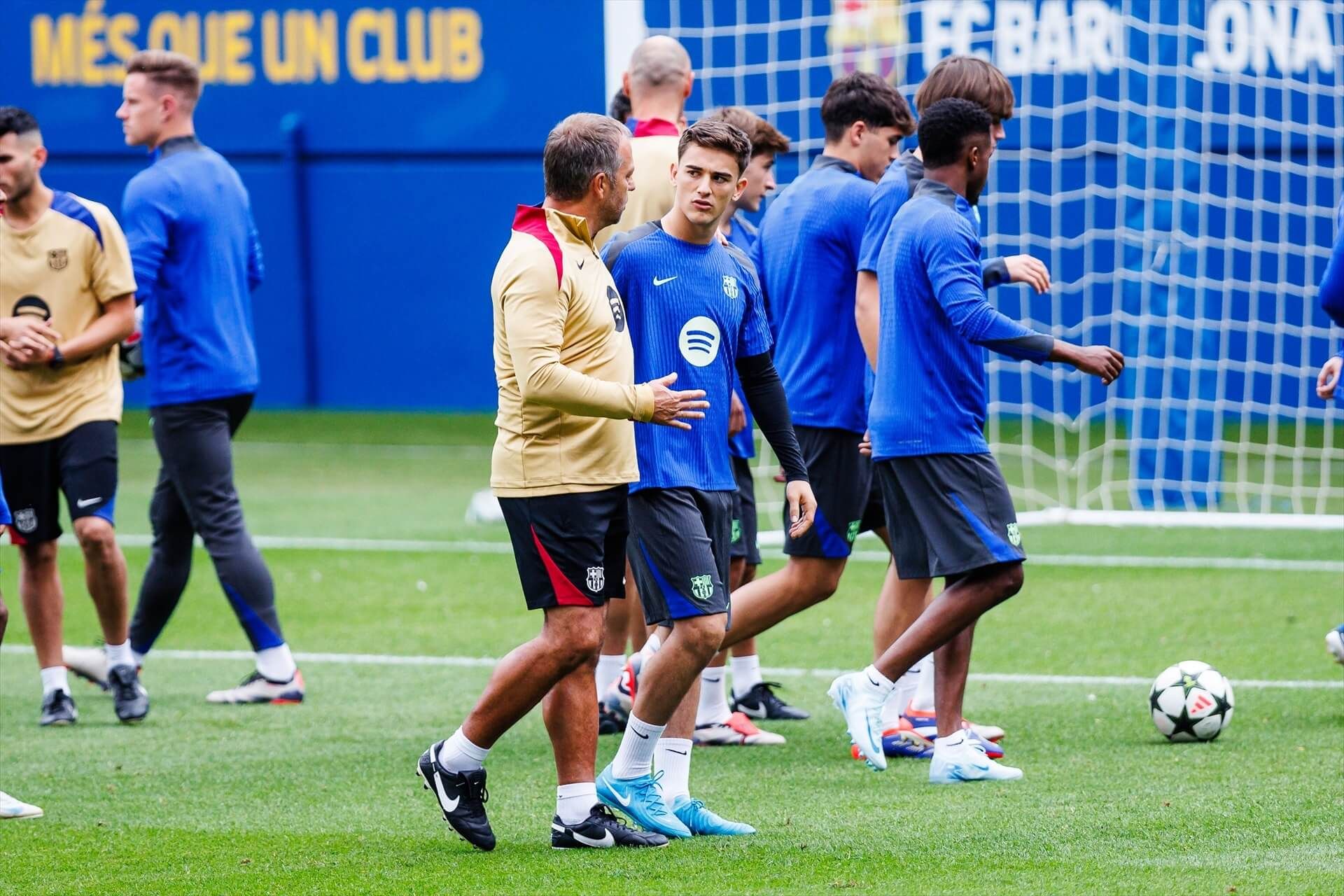 Hansi Flick y Gavi en un entrenamiento del Barça
